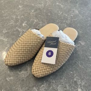 Beige universal thread slip on shoes size 6 women’s nwt